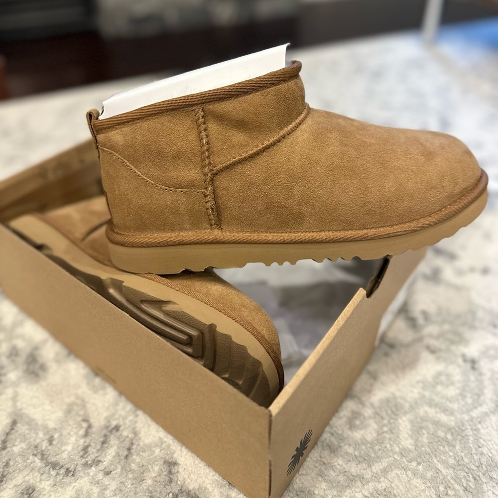 BRAND NEW! UGG Kids Classic Ultra Mini boots, Color-Chestnut